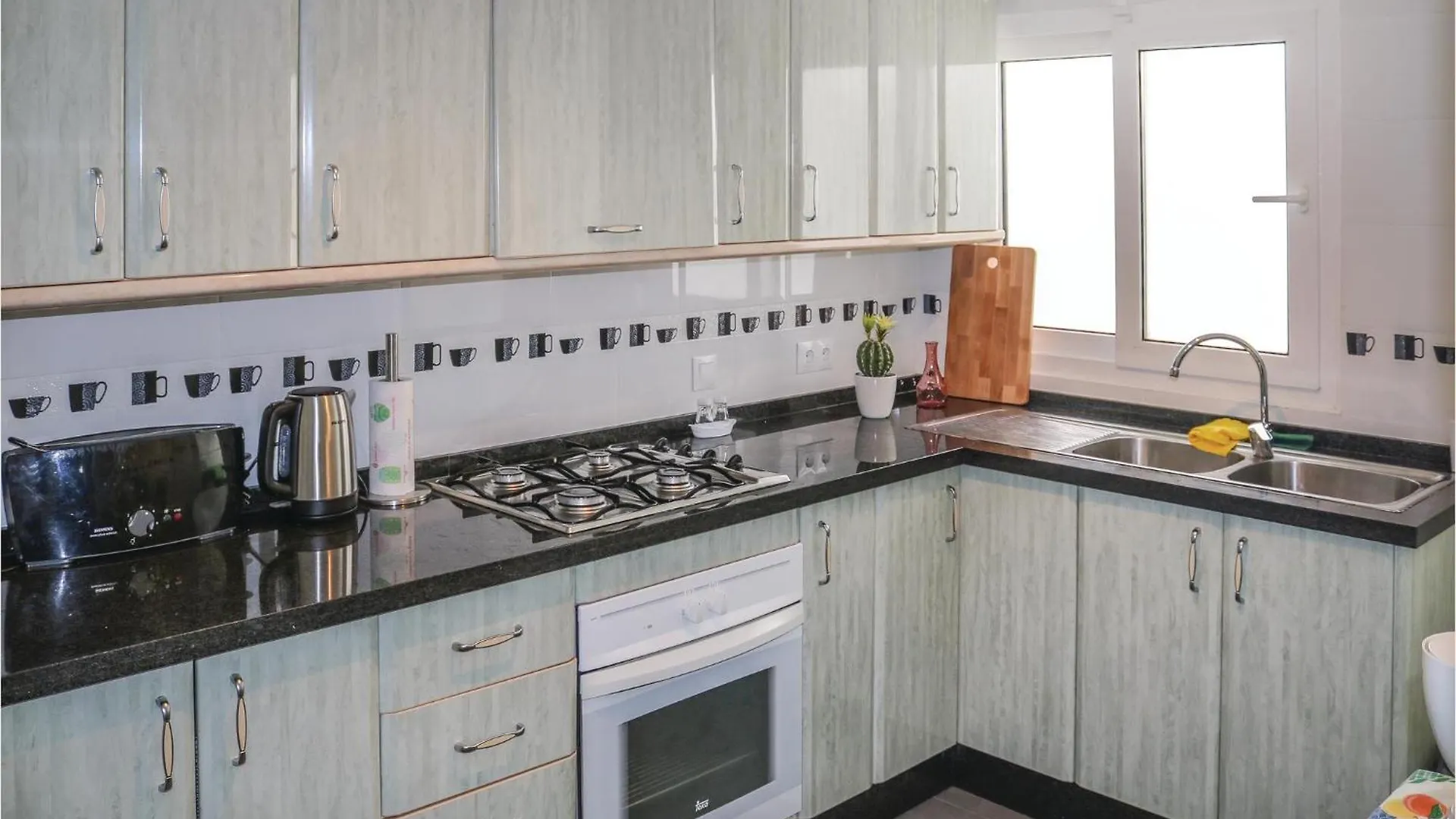 4 Bedroom Stunning Apartment In Malaga 0*,
